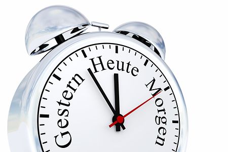 Silberner Wecker mit der Anzeige Gestern, Heute, Morgen