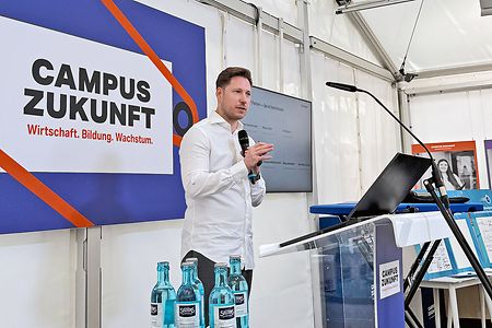 Mann redet mit Mikrofon