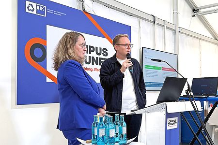 Eine Frau und ein Mann vor einem Pult
