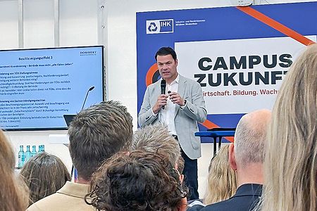 Ein mann redet mit einem Mikrofon